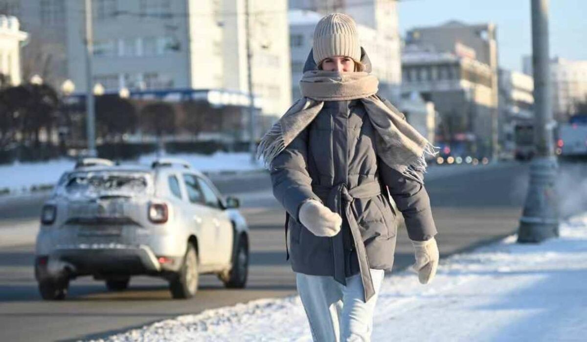     Девушка идет в морозную погоду. Источник: ufa.kp.ru Автор фото: Ольга Юшкова