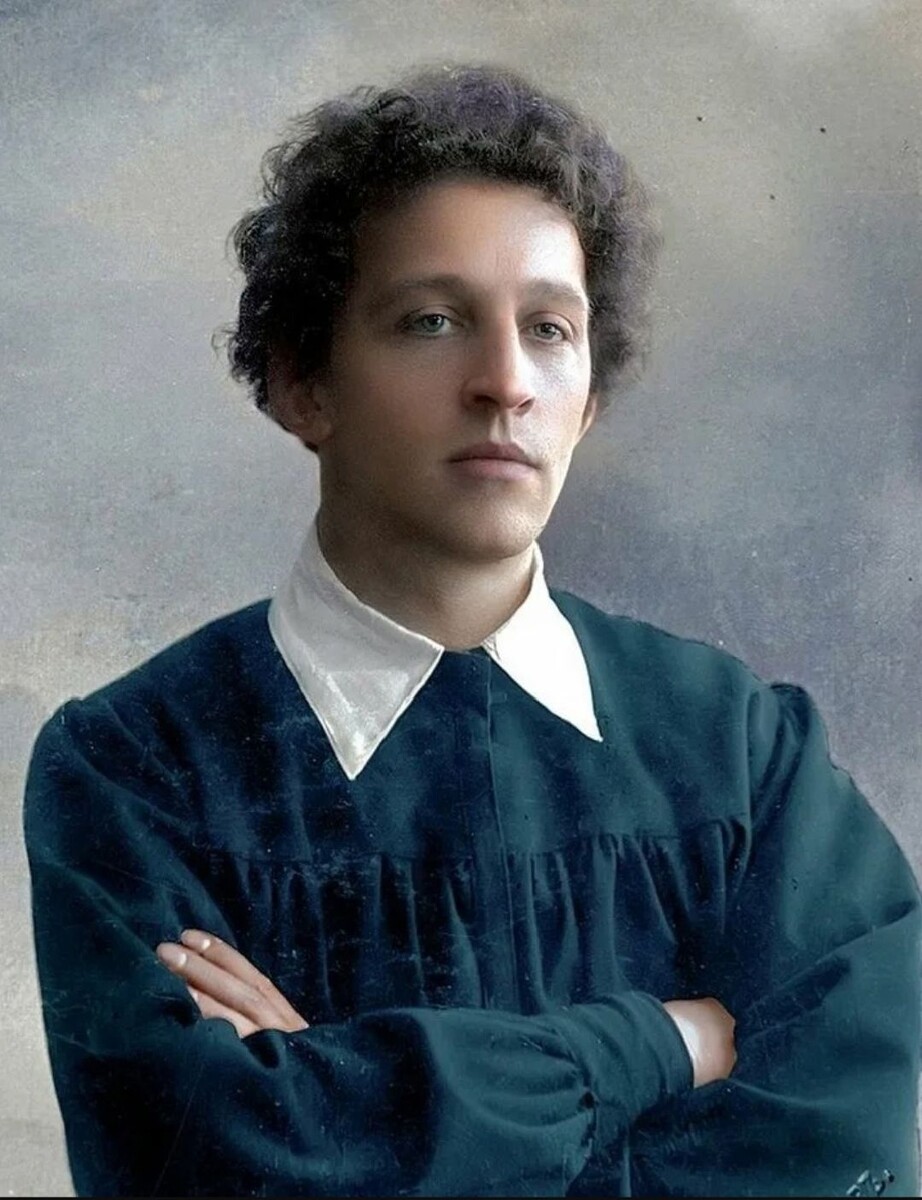 Александр Блок - поэт Серебряного века, один из ярчайших представителей русского символизма. 