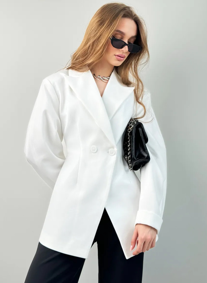 Белый приталенный пиджак 