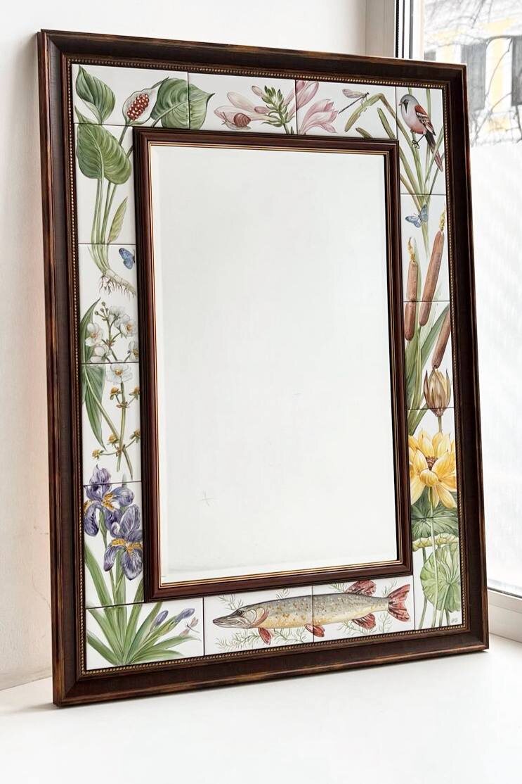 Зеркало на водно-болотную тему. На подоконнике в моей мастерской перед отправкой. Главная героиня росписи - щука. 