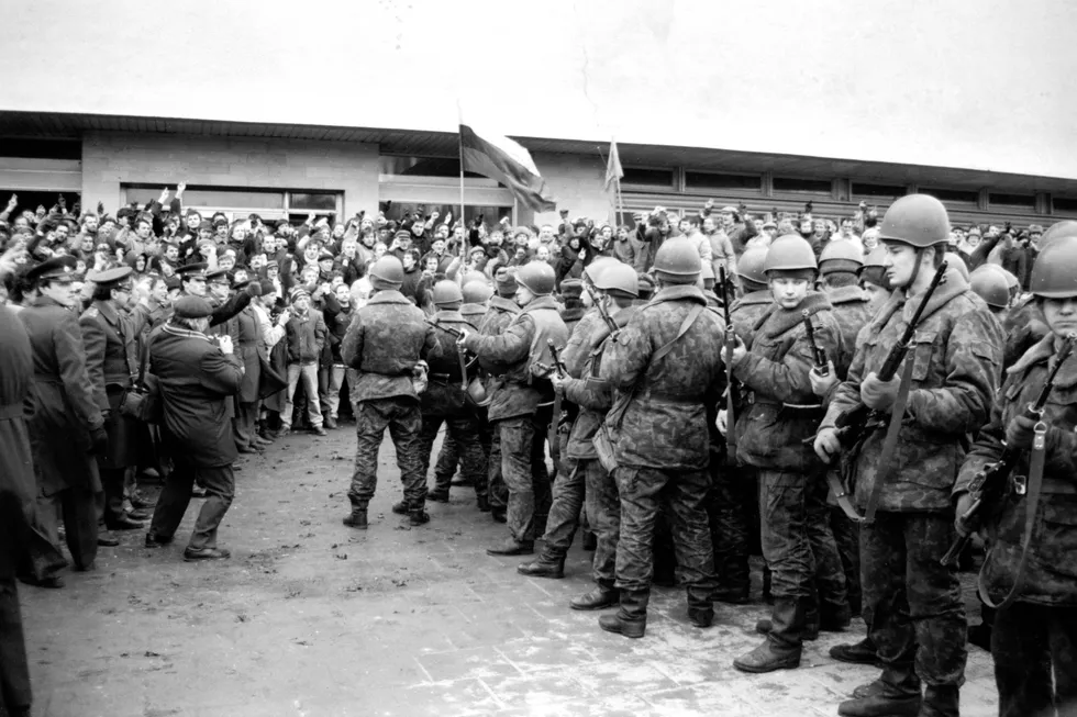 Люди защищают Литовский дом печати от советских десантников. Вильнюс, январь 1991 годаPaulius Lileikis