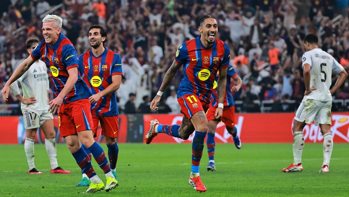    Футболисты «Барселоны» радуются голу Рафиньи в ворота «Реала» в финале Суперкубка Испании 11 января. Reuters