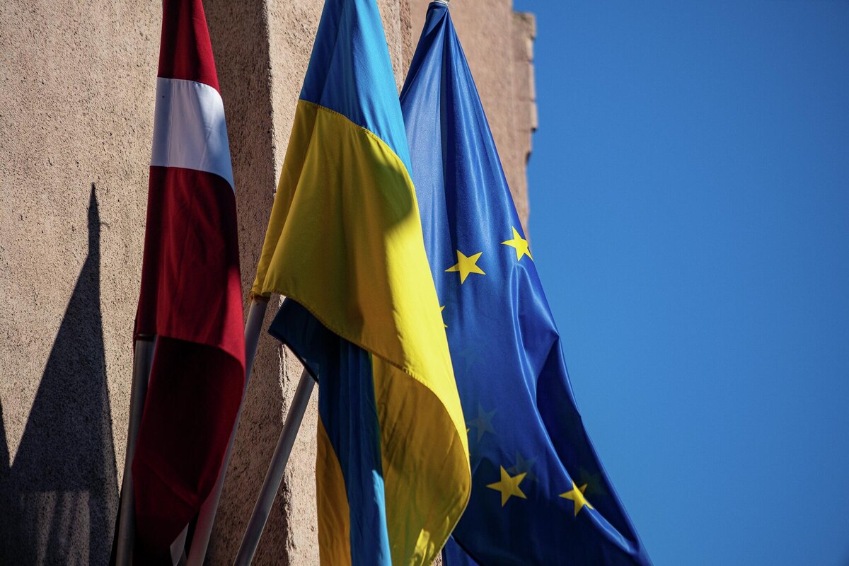 Флаги Латвии, Украины и ЕС в Риге © Sputnik