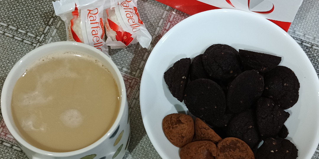 Дети в школу — мама на диван с кофе и занныканой конфеткой