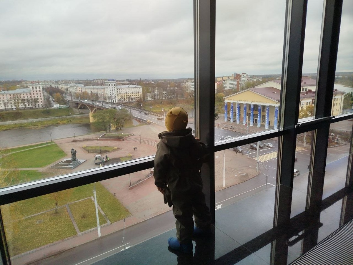 На каждом этаже небольшой холл с креслами, вид из половины номеров на эту сторону. Я пытался подняться на крышу, но всё было закрыто. Вид в другую сторону намного хуже