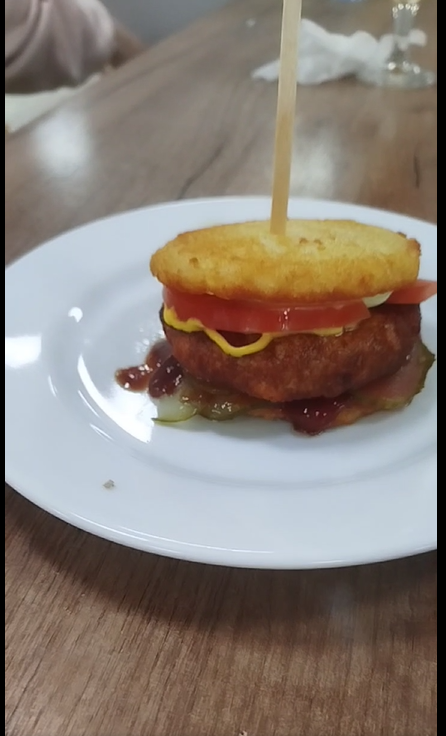 К сожалению, фото сделать не догадался, так что скриншот из видео. Это было нереально вкусно