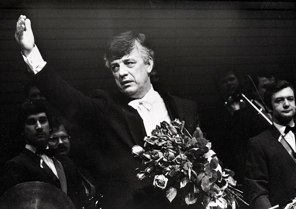    Паулс занимался музыкой с раннего детства. В детском саду при музыкальном институте он осваивал скрипку и пианино, а затем учился в музыкальной средней школе при Латвийской государственной консерватории. В 14 лет будущий композитор увлёкся джазом и подрабатывал музыкантом в ресторанах / Legion-Media