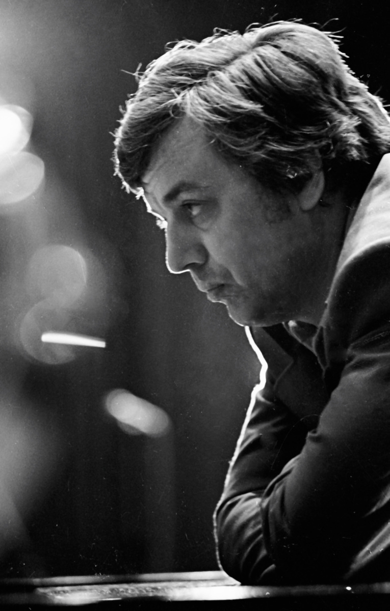    В 1958 году Паулс окончил Латвийскую государственную консерваторию по классу фортепиано Германа Брауна. Позднее он изучал композицию под руководством народного артиста СССР Яниса Иванова / РИА Новости