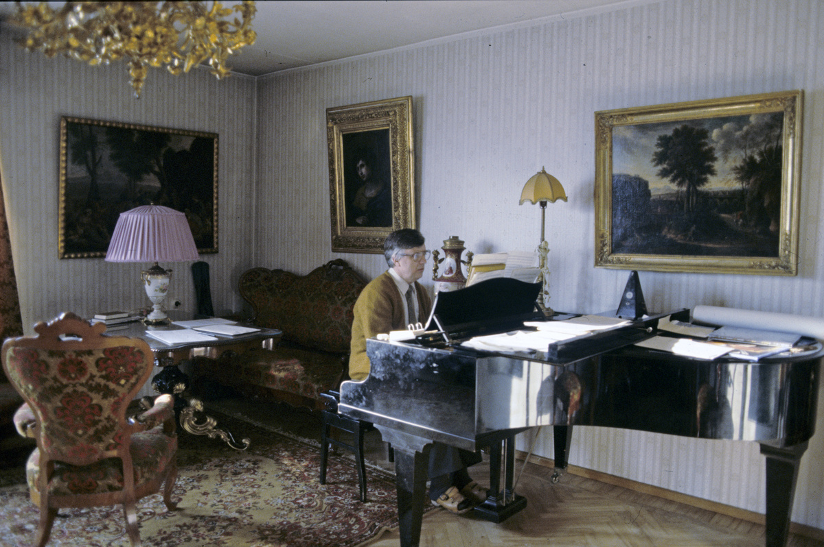    Параллельно с учёбой Паулс работал пианистом в эстрадных оркестрах профсоюзных клубов и концертмейстером в филармонии. Первые музыкальные произведения он написал для Театра кукол и латвийского драмтеатра / РИА Новости