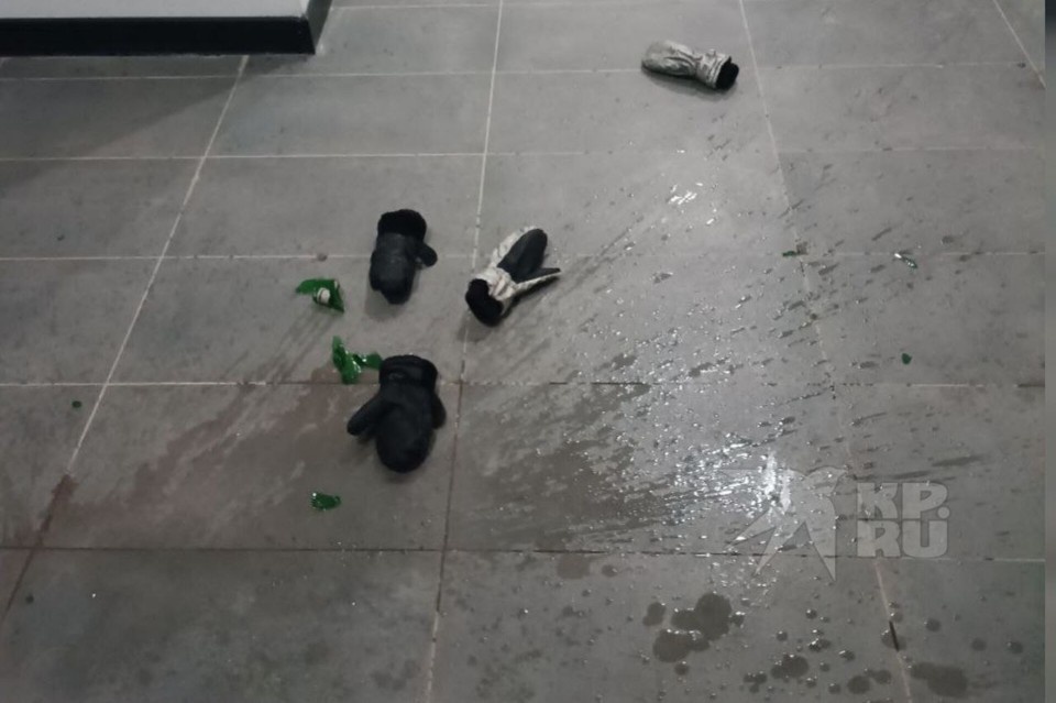    На месте ЧП остались осколки бутылки и следы неизвестной жидкости. Фото: читатель "КП-Екатеринбург"