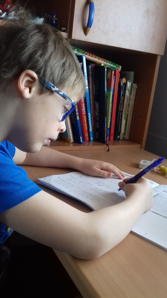 фото автора: это мой старший, в 3 классе, решает примеры