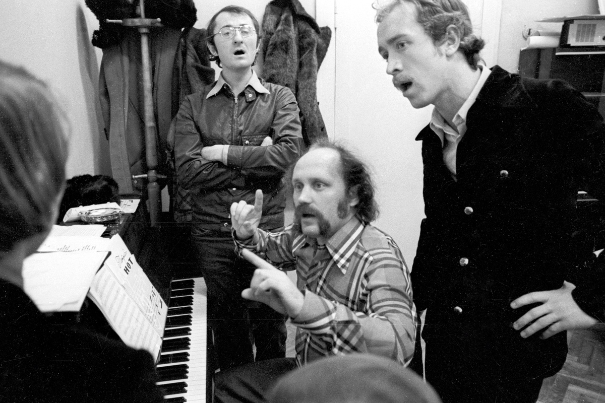    Участники белорусского ансамбля "Песняры" на репетиции. 1976 год./Юрий Иванов/РИА Новости