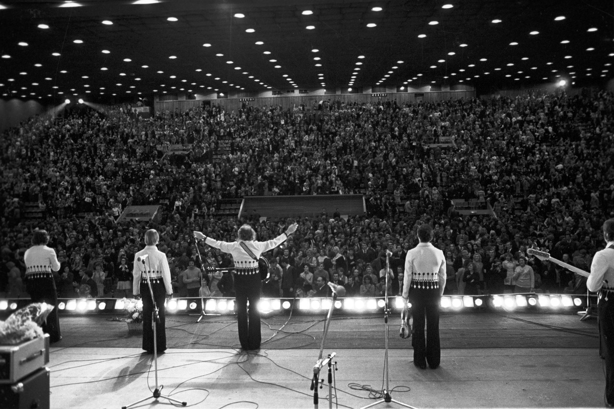    Шеститысячный зрительный зал Минского дворца спорта аплодирует ансамблю "Песняры". 1976 год./Юрий Иванов/РИА Новости