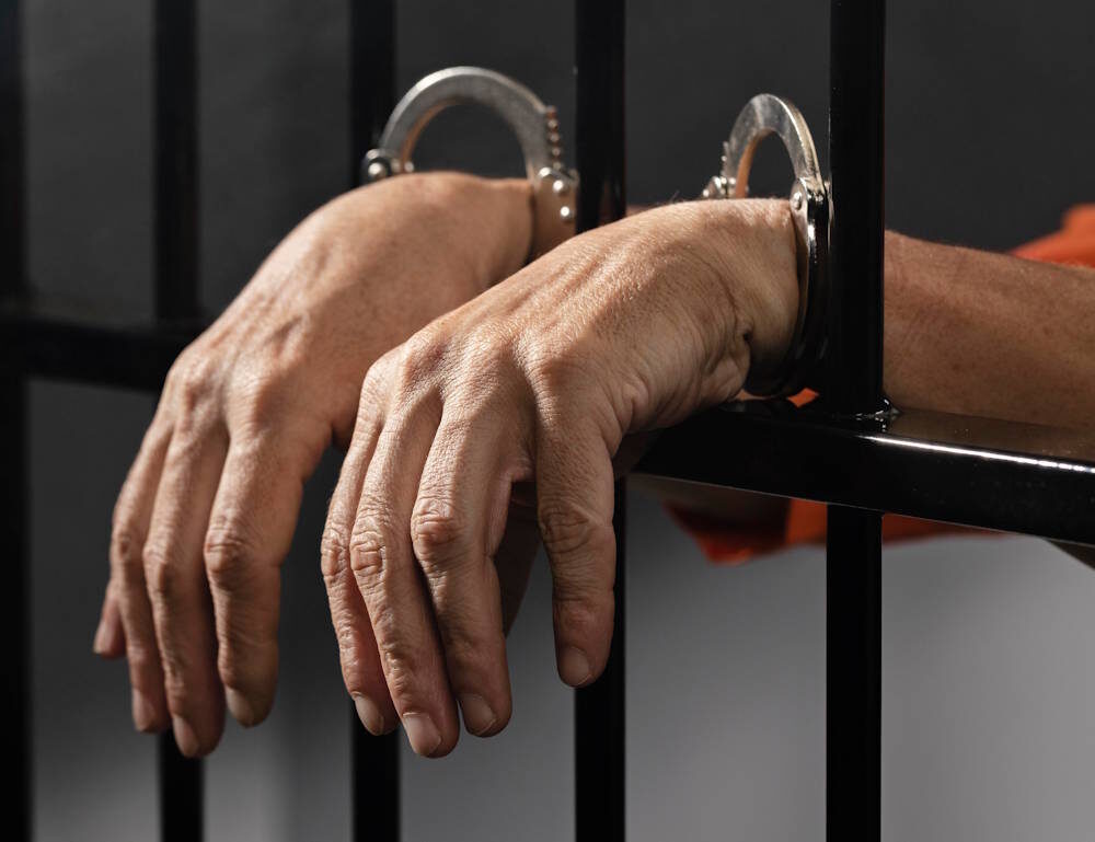 
 
 Мужчина действовал по указанию мошенников, которые до этого убедили его перевести 350 тысяч рублей на «безопасные счета». Выдавая себя за сотрудников правоохранительных органов мошенники за содействие в возвращении денег убедили его изготовить и заложить взрывное устройство, якобы, в рамках антитеррористической проверки.  
 
 Возбуждено уголовное дело. Жителю Чусового грозит наказание вплоть до пожизненного лишения свободы. ФСБ сообщает о причастности украинских спецслужб к планировавшемуся теракту.
]]>