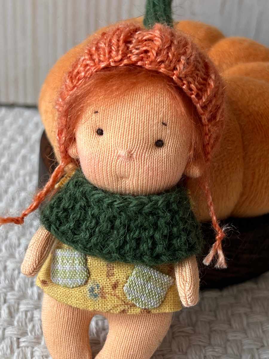 Игровая текстильная куколка ростом 8 см, одежда снимается