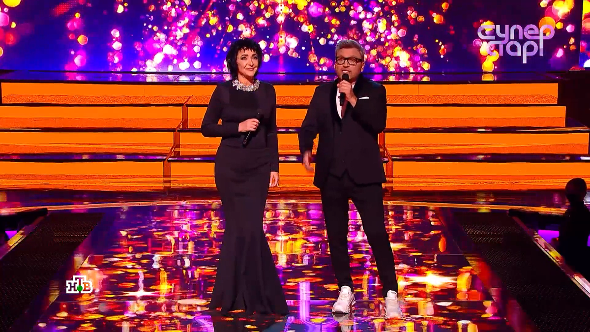 До 4-го сезона ведущей была Лолита