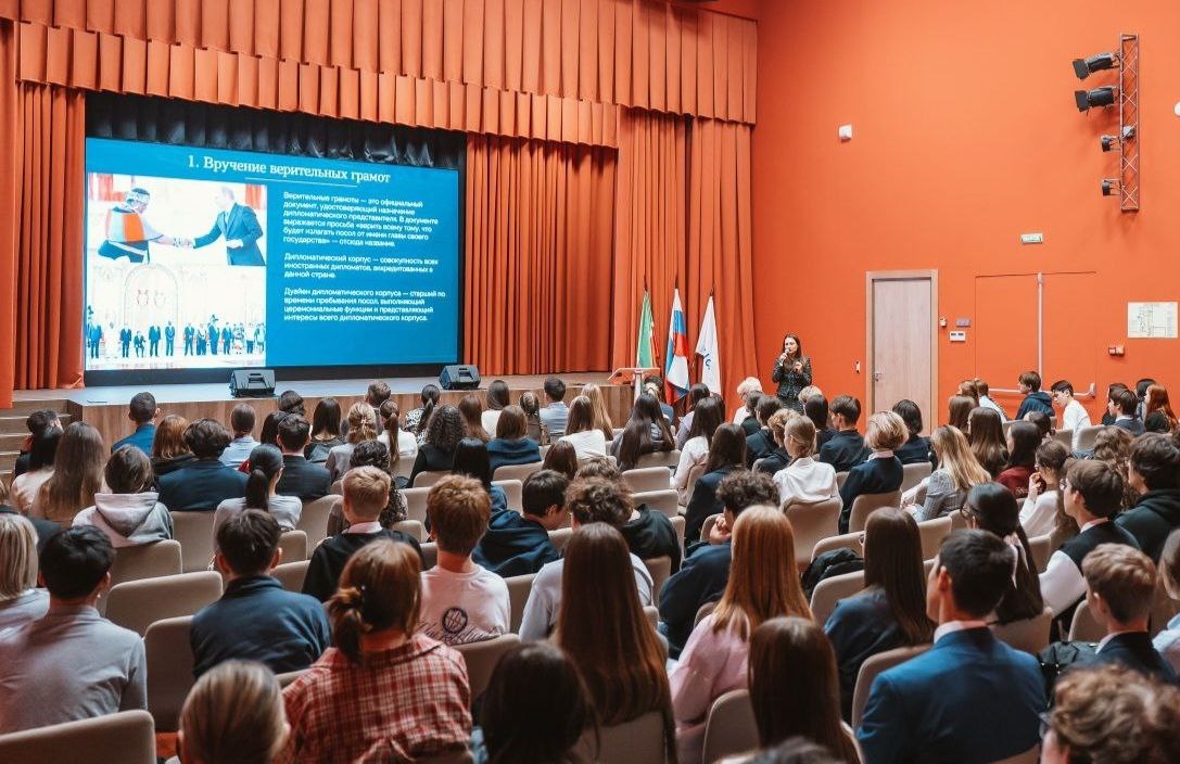 Более 200 учеников школ Казани пришли, чтобы послушать лекцию о международной дипломатии и возможностях поступления в МГИМО