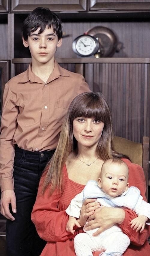 Наталья Варлей с сыновьями Василием и Александром.