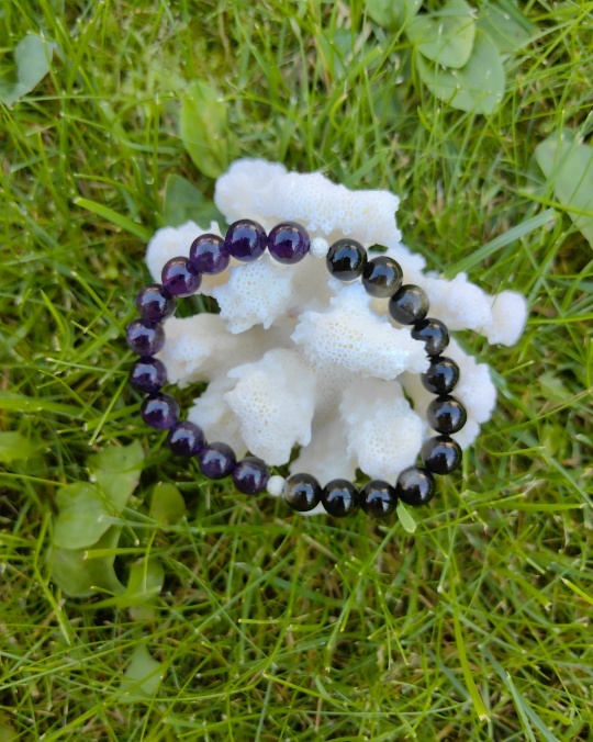 На фото браслет из аметиста и агата.