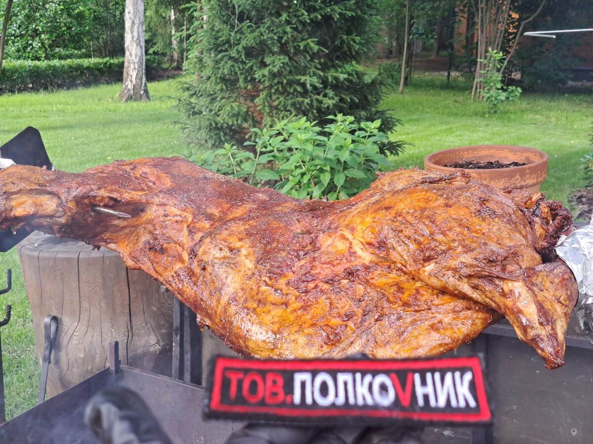 Барана на вертеле от кейтеринга Товарищ Полковник.