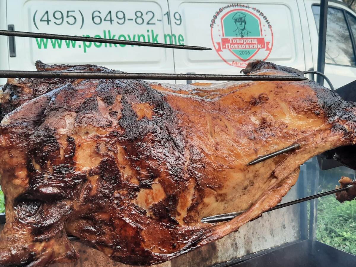 Баран на вертеле на мероприятие от кейтеринга "Товарищ Полковник".
