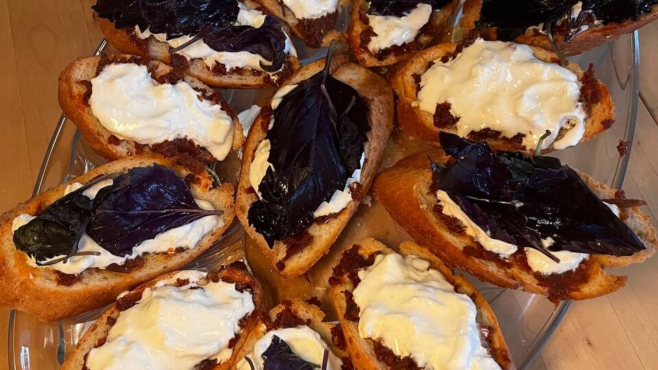 Брускетты с вялеными томатами и страчателлой