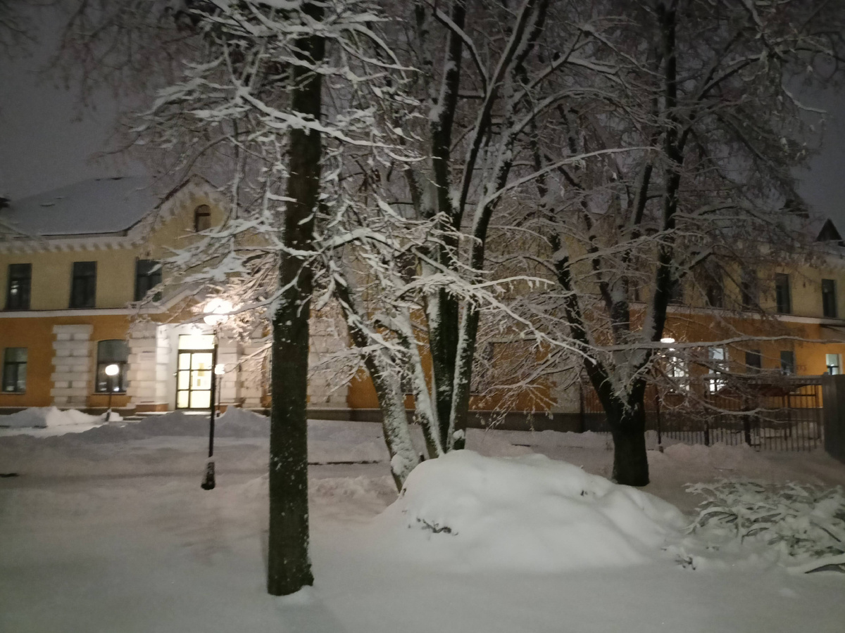 Это не СПб, но погодка была вроде этой - свежий снег, а под ним гололед