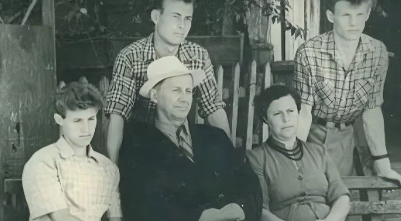 Братья Соломины с родителями