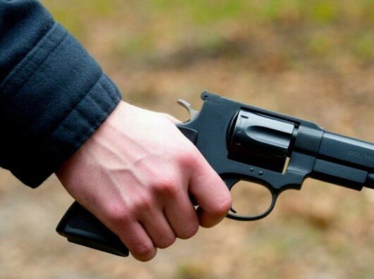    Рука с пистолетом // Фото сгенерировано нейросетью «Шедеврум»