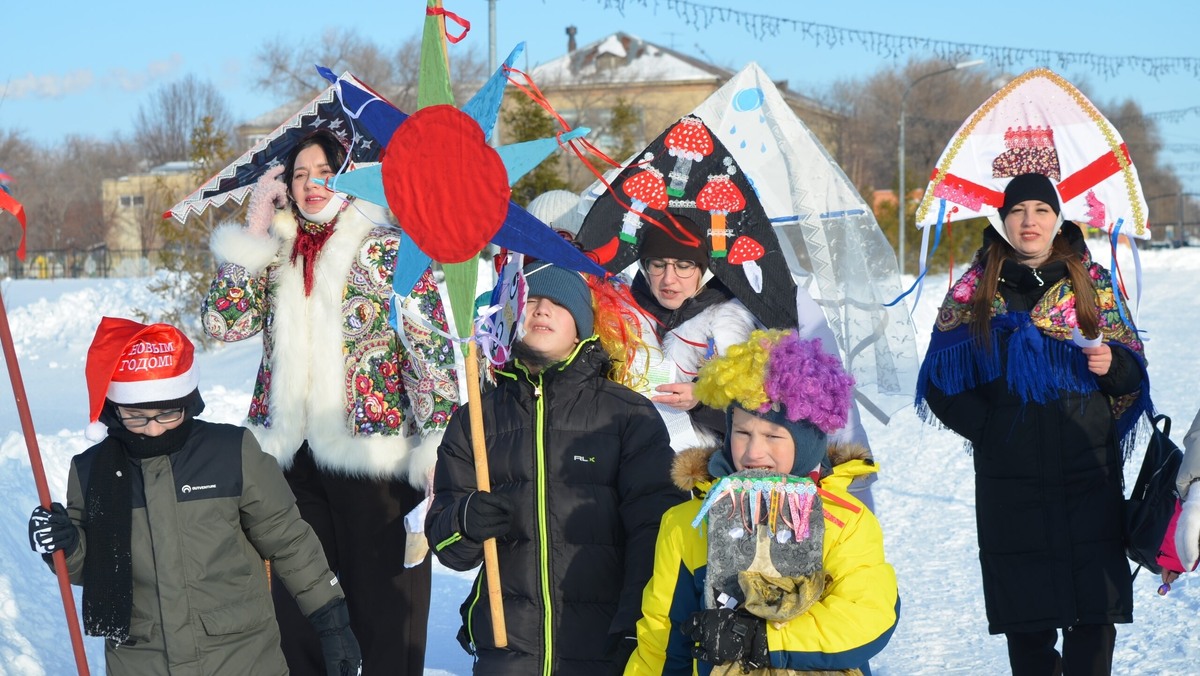     Колядующие вышли к главной ёлке Гая со смехом и песнями. Фото: централизованная клубная система Гайского округа.