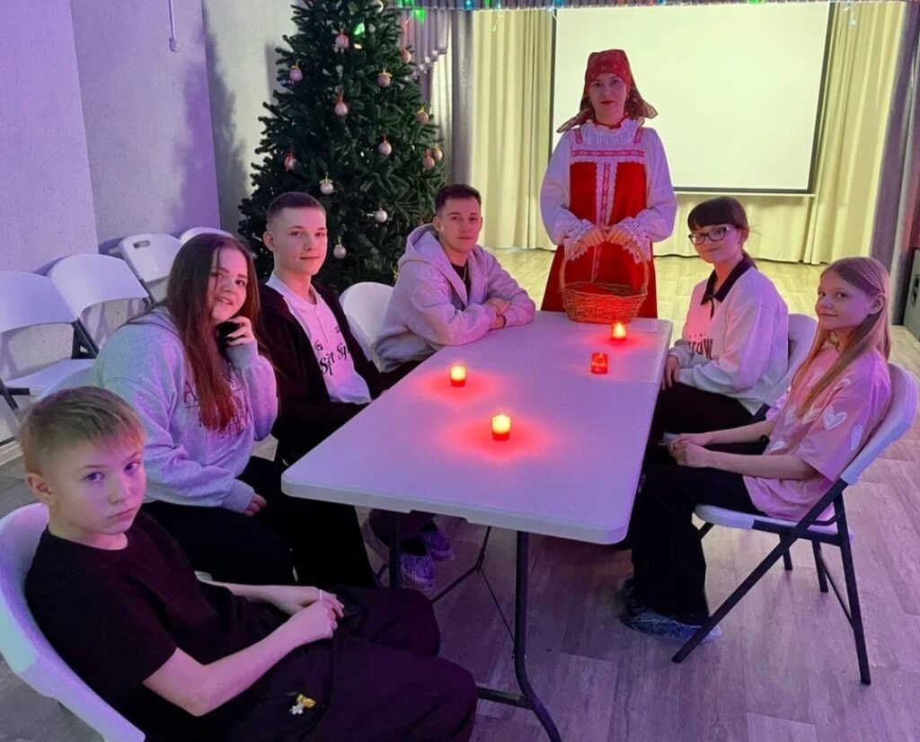     Гадаем на Святки.
📷    Ребята своими руками смастерили маски.
📷    Чаепитие подвело итог веселого мероприятия.
📷    Игры и песни неотъемлемая часть Рождественских Святок.
📷    Эмоции и воспоминания останутся с гайчанами надолго.
