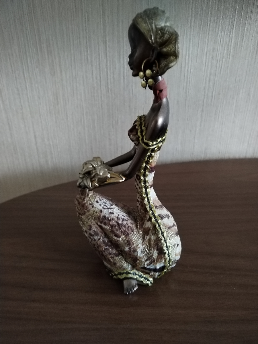 Моя первая статуэтка. К сожалению, её уронили недавно и повредили шею.