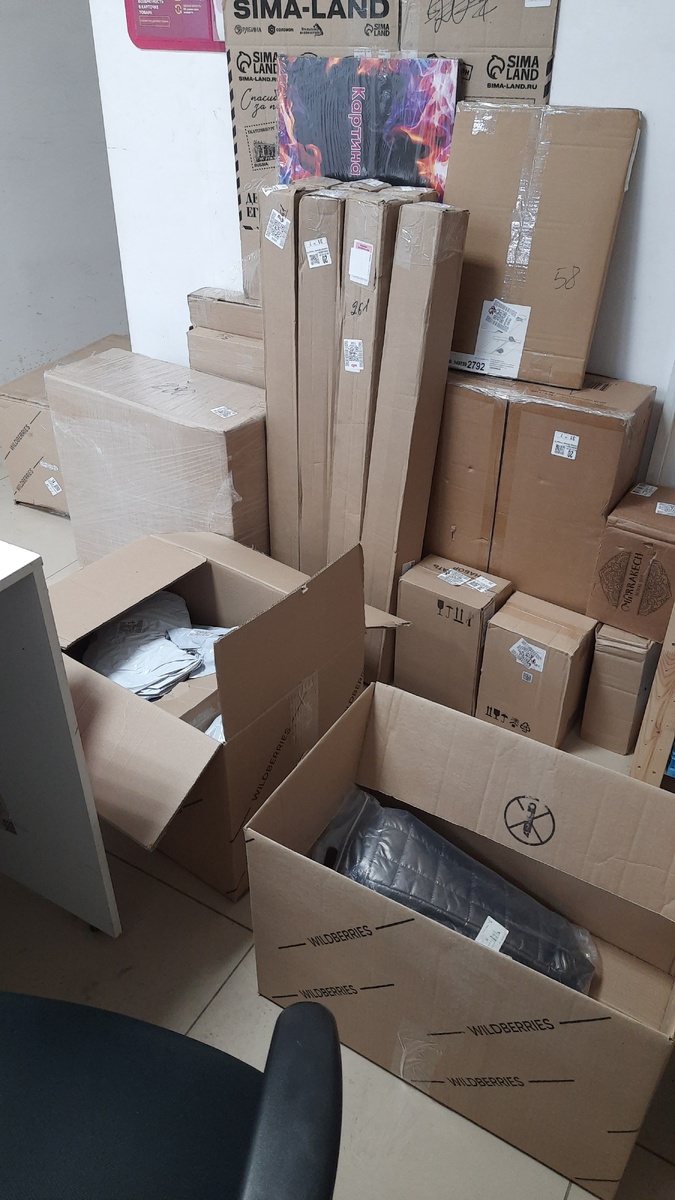 Уже почти весь товар разложила. Фото автора