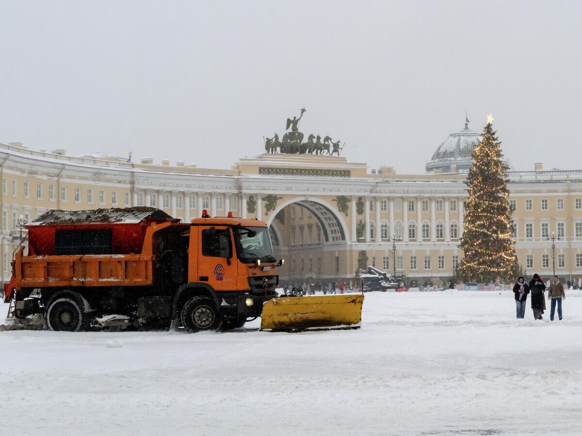    Уборка снега на Дворцовой площади в Санкт-Петербурге во время снегопада, вызванного балканским циклоном "Фрэнсис" | © РИА Новости / Алексей Даничев