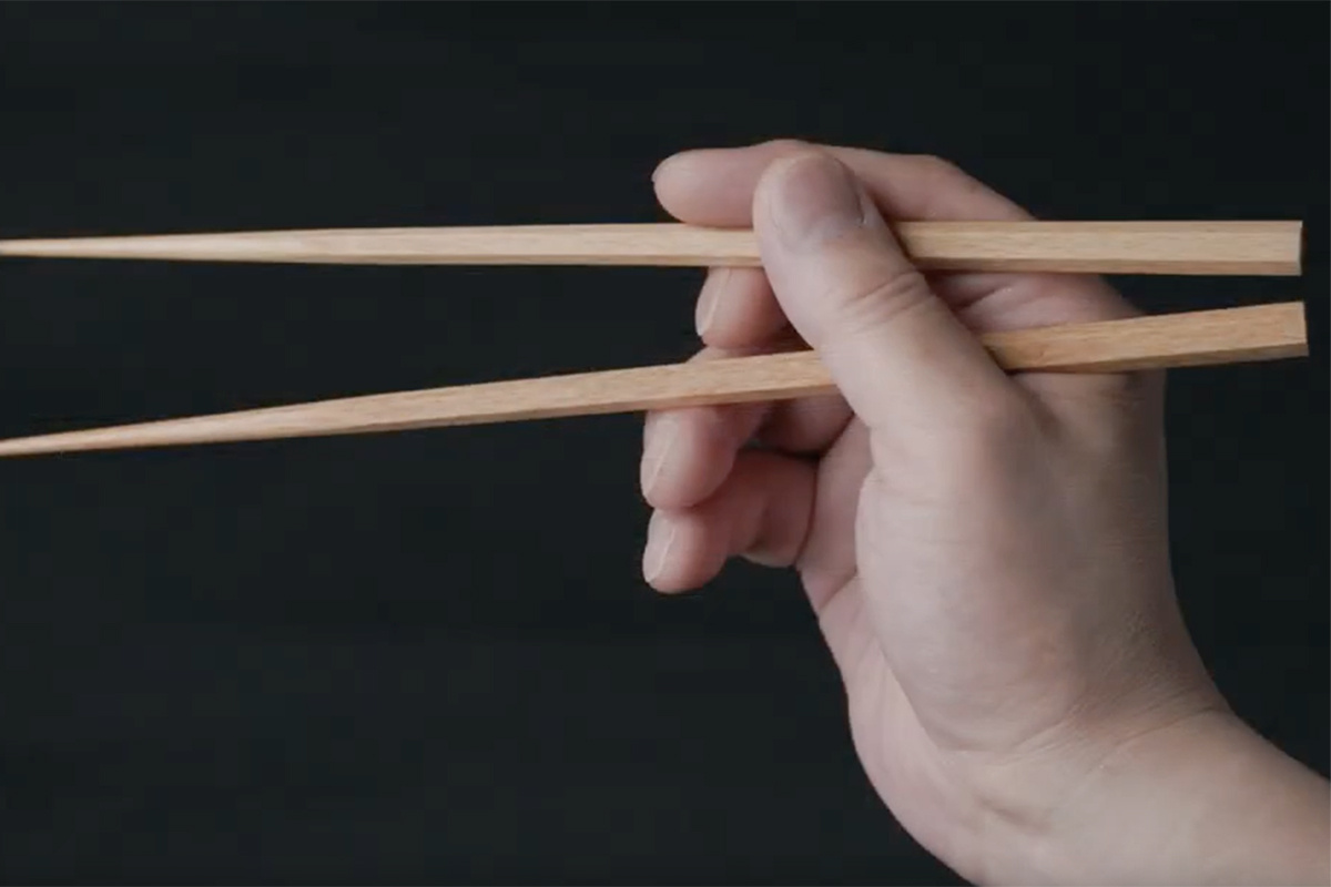 Домашний лайфхак / VK📷Левши могут пользоваться палочками точно также. Разница будет лишь в руке, а последовательность действий и захват такой же