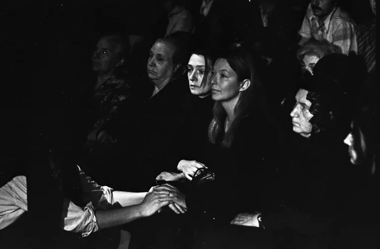 Нина Высоцкая, Марина Влади и Людмила Абрамова на церемонии прощания с Владимиром Высоцким