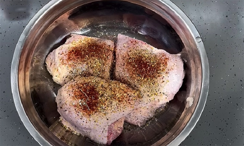 Ужин без хлопот: куриные бедра и овощи в пакете для запекания