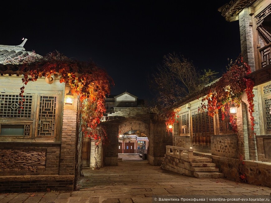 В приходом вечера город приобретает особый шарм и привлекательность. Здесь царит уют и гармония с окружающим миром © Валентина Прокофьева