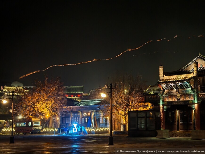 Тонкая золотая нить над городом — залитый огнем участок Великой стены Сыматай © Валентина Прокофьева