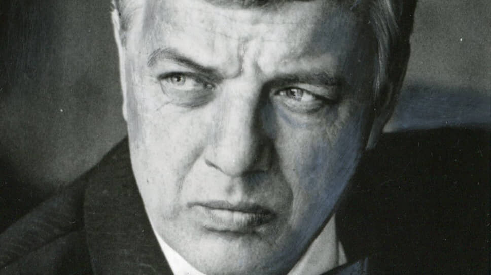 Раймонд Паулс родился в Риге. Музыкой мальчик увлекся с раннего детства, а в возрасте 10 лет поступил в музыкальную школу имени Эмиля Дарзиня при консерватории Латвийской ССР. По ее окончании стал студентом Латвийской государственной консерватории по классу фортепиано. Учебу будущий композитор успешно совмещал с работой пианиста в эстрадном оркестре клуба автодорожников.📷Фото: Фотоархив журнала «Огонёк» / Коммерсантъ