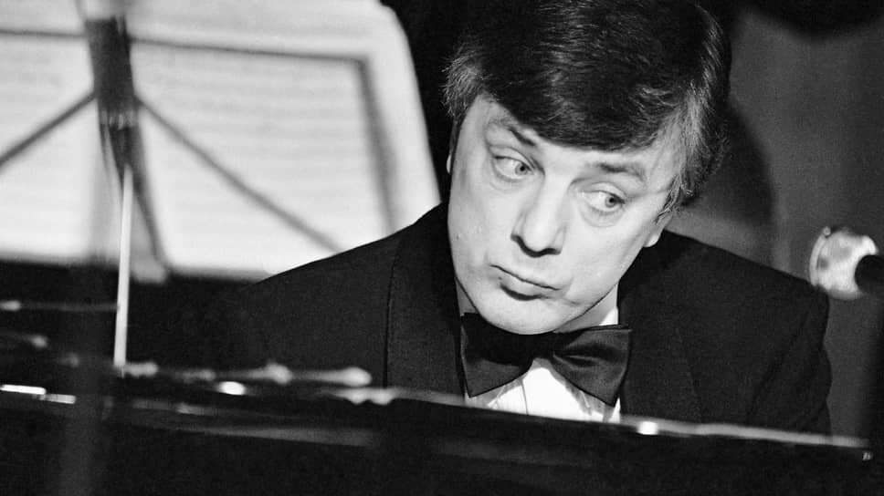 В молодости Раймонд Паулс злоупотреблял алкоголем, что едва не загубило его карьеру. В возрасте 27 лет он сумел отказаться от вредной привычки, побывав в больнице: «Я думаю, что решающий толчок мне дала ужасающая, несчастная, жалкая публика. Впервые я увидел ее собранной вместе. Она вызывает ощущение шока. Что это, как это, неужели и я такой или стану таким? Нет, никогда, ни за что! Мне скоро стало ясно в больнице, что больше я рюмки ко рту не поднесу. В августе 63-го я бросил пить бесповоротно, полностью и окончательно».📷Фото: ТАСС