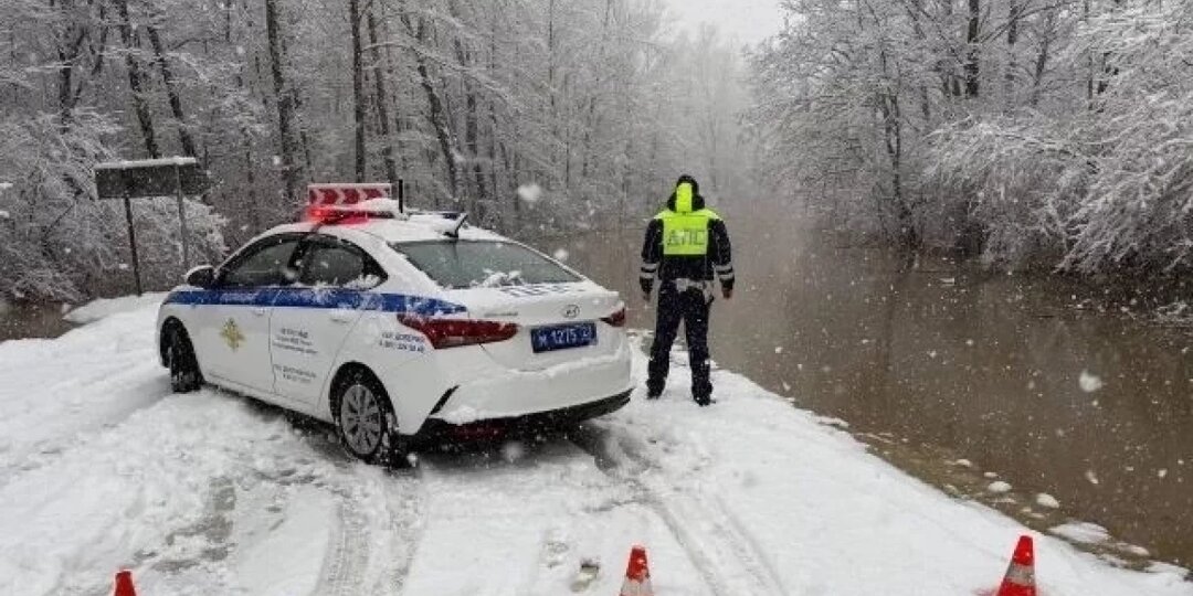 Река Пшиш вышла на трассу в Апшеронском районе