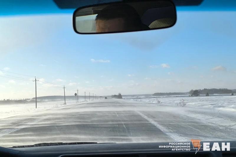    ЕАН / Вид на зимнюю трассу из окна водителя автобуса