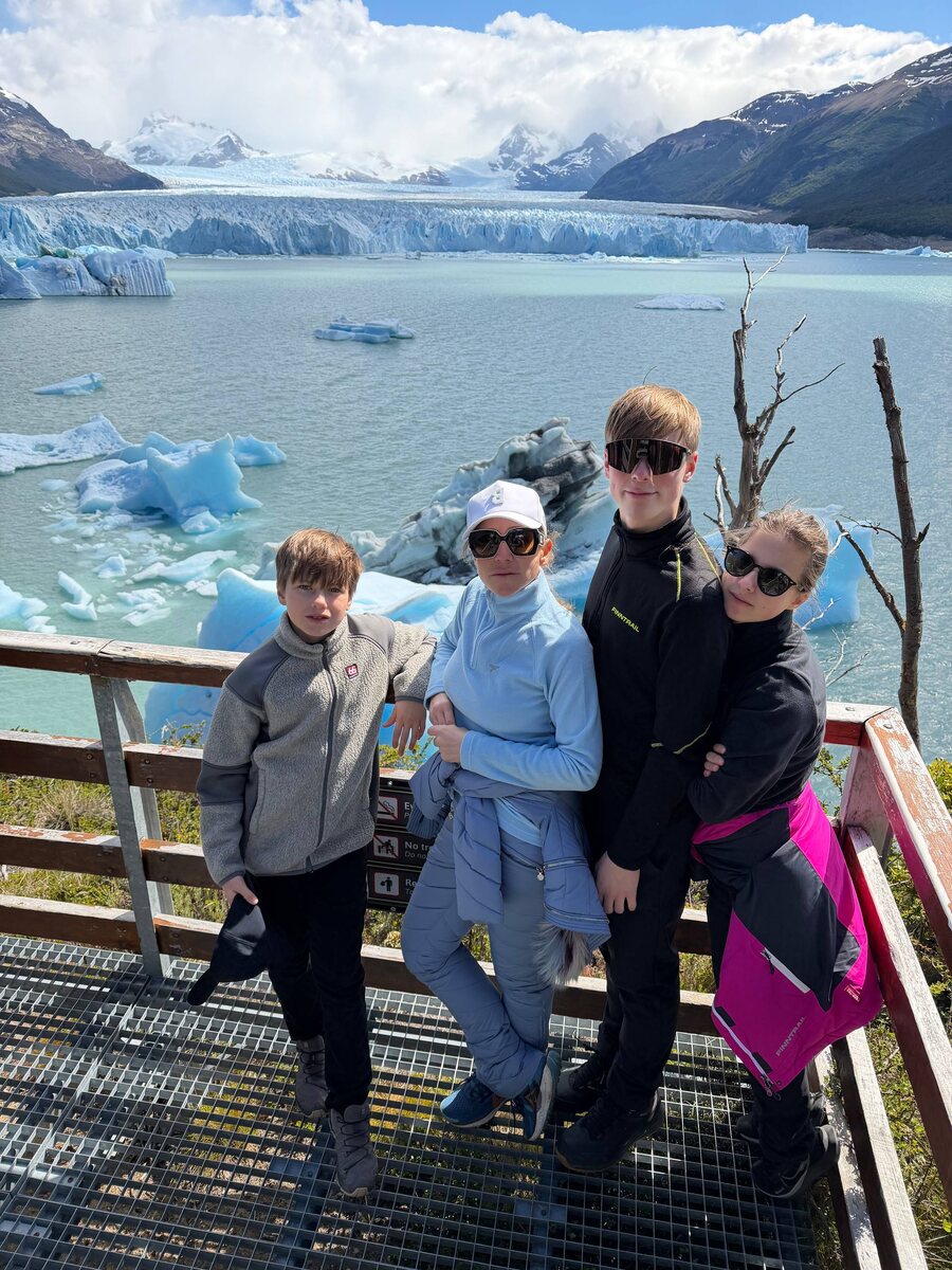 Юлия Барановская с детьми у ледника