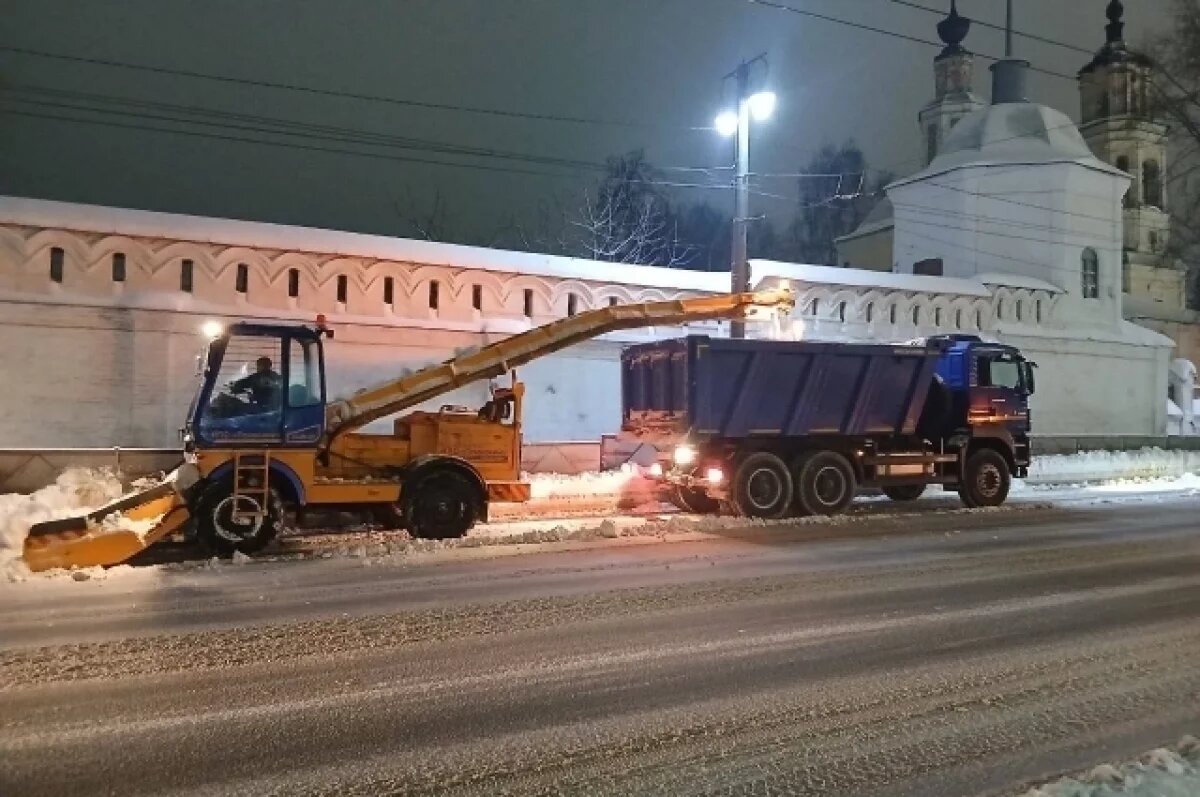    Владимир пытается отвоевать улицы у циклона: в городе снегопад