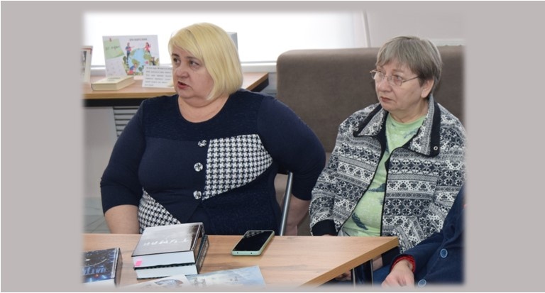 Слева - Лариса Тихонова - писатель фантаст. Справа -я. И зовут меня Валентина. Тоже иногда пишу. Иногда публикуемся в сборниках от издательств. Лариса, конечно же, гораздо чаще, потому что она - трудяжка, а я лентяйка). И, да, я обязательно познакомлю вас с ее творчеством