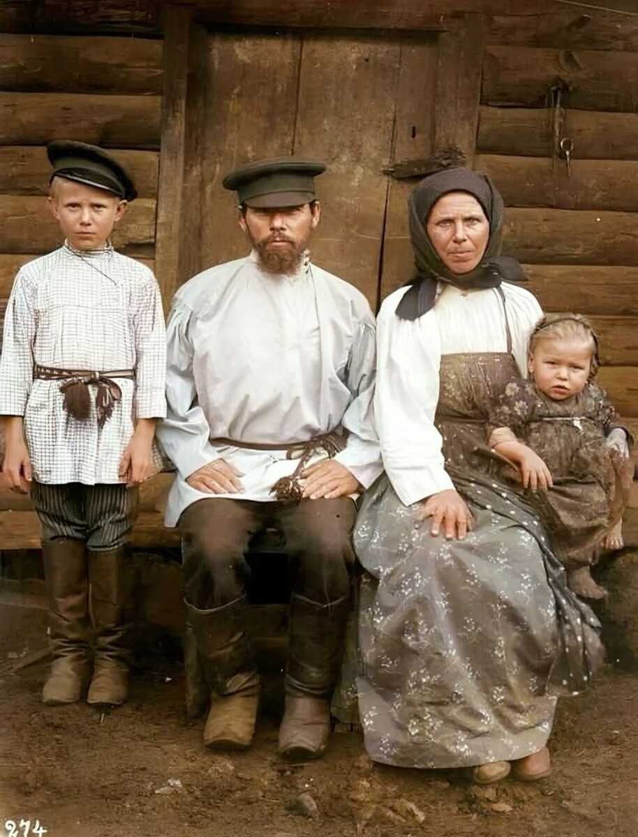 Крестьянская семья села Аратское (Катав-Ивановский район Челябинской области),1907г.