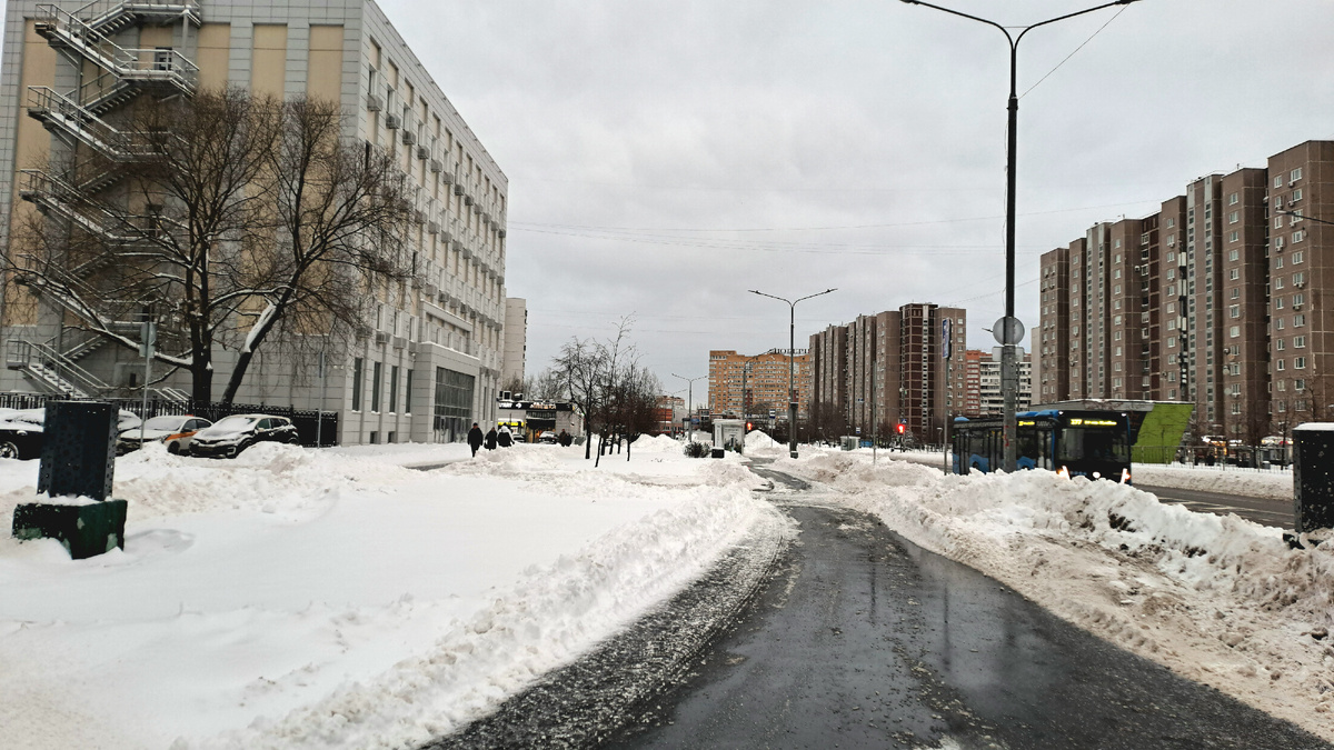 Это я иду за первой доставкой в Мириаду, Жулебино. Тротуары почищены и трактор снуёт.