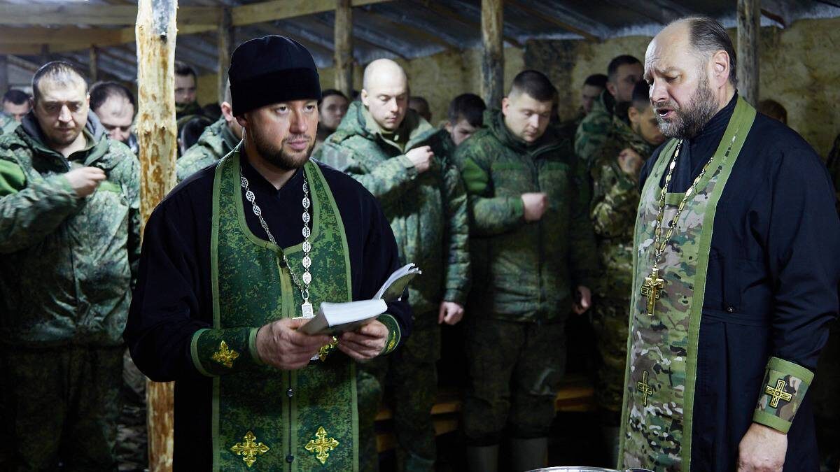    Руководитель епархиального отдела по связям с Вооруженными силами и правоохранительными органами Курской митрополии отец Дионисий и помощник начальника военного отдела митрополии Игорь Васюков проводят службу для бойцов / Фото: Марат Чернышов