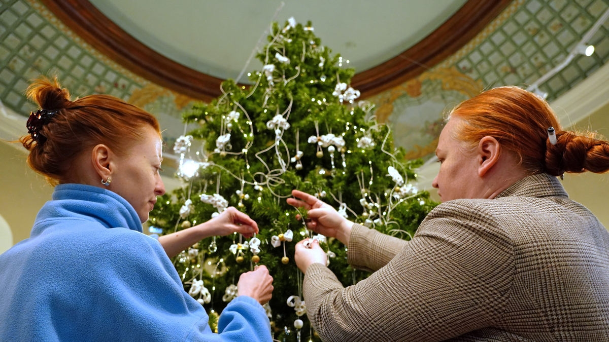 Слева - куратор выставки Светлана Даниленко, справа - художник Зинаида Юсова